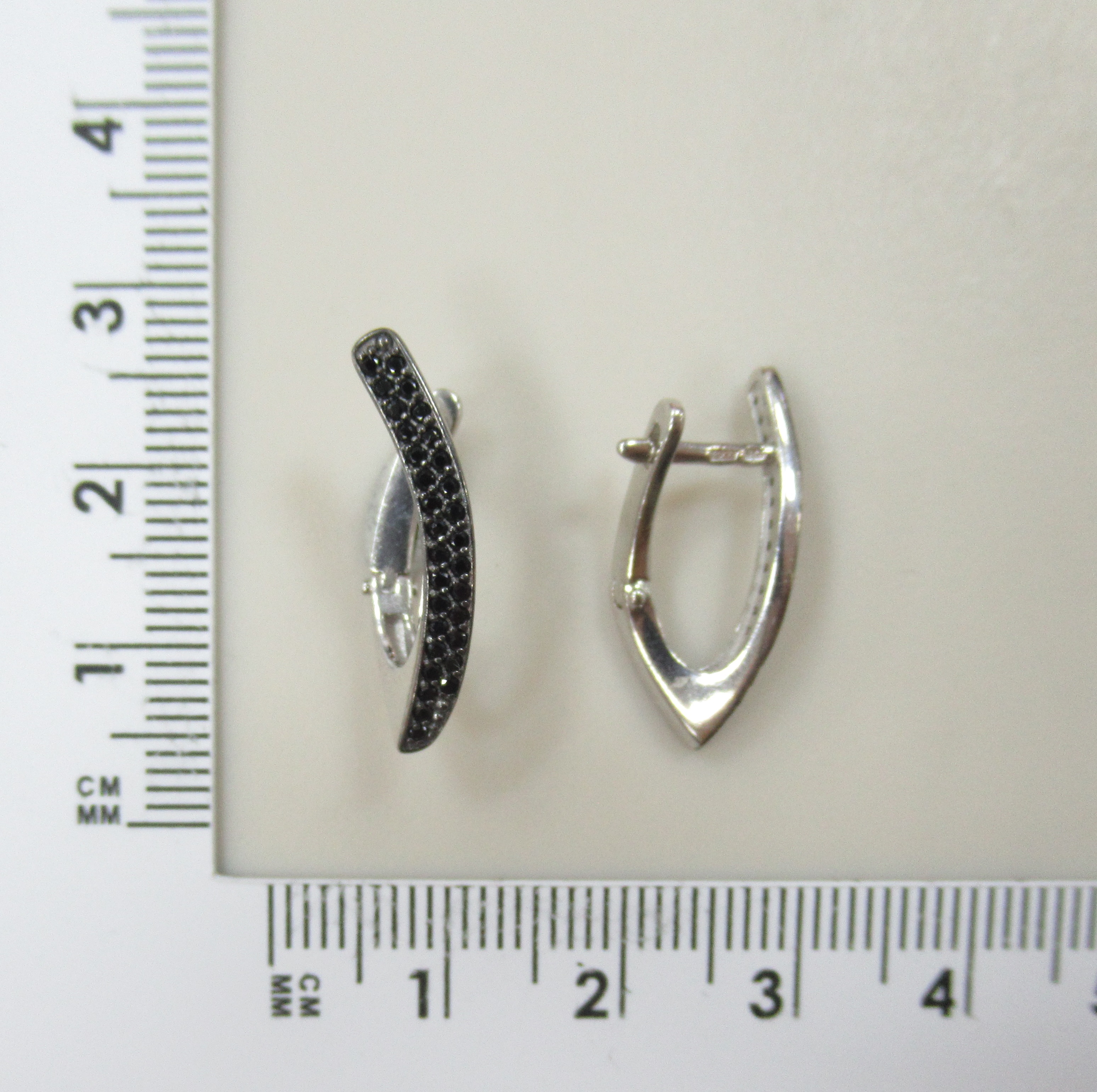 Серебряные серьги со шпинелью